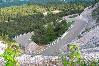 strada di montagna perfetta per i motociclisti
